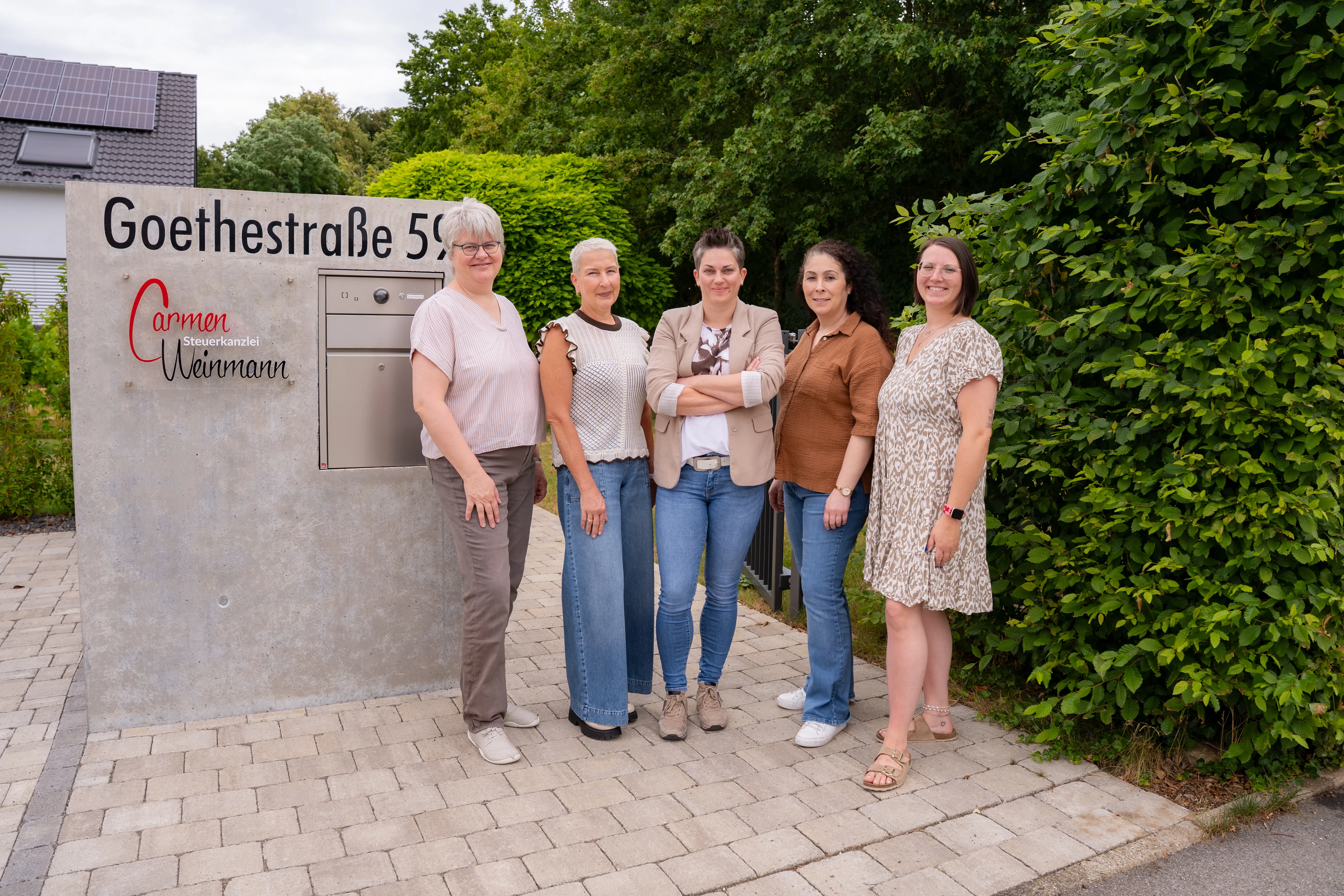 Das fünfköpfige Team der Steuerkanzlei Carmen Weinmann vor dem Kanzleigebäude